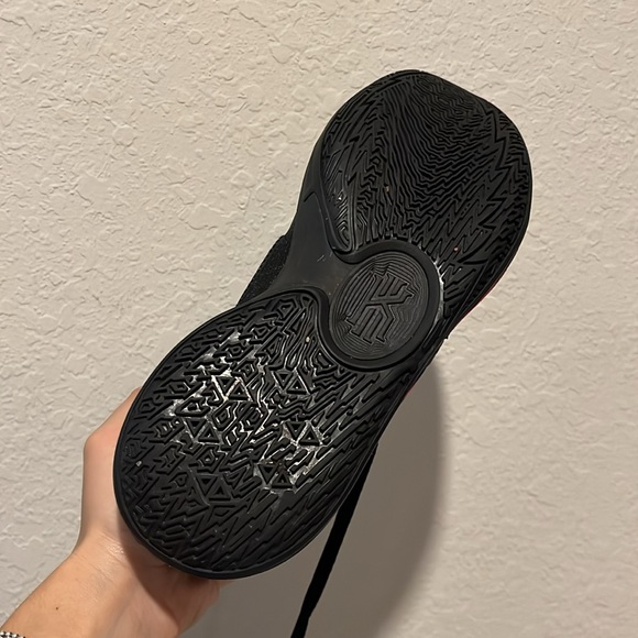 NIKE Kyrie Low 5 black bright crimson basketball shoes size men’s 8 - Picture 15 of 15